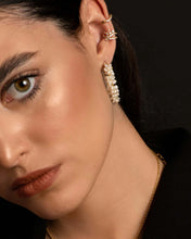 Load image into Gallery viewer, Hoop earrings with 22-carat gold-plated pearls.
