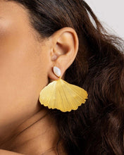 Load image into Gallery viewer, Ginkgo leaf earrings .
